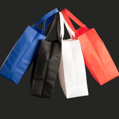 Bolsa TNT reutilizable "SAUL" con costuras termoselladas, asas 38 x 2.5 cm. - Regalos Corporativos