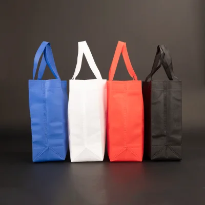 Bolsa TNT reutilizable "SAUL" con costuras termoselladas, asas 38 x 2.5 cm. - Regalos Corporativos